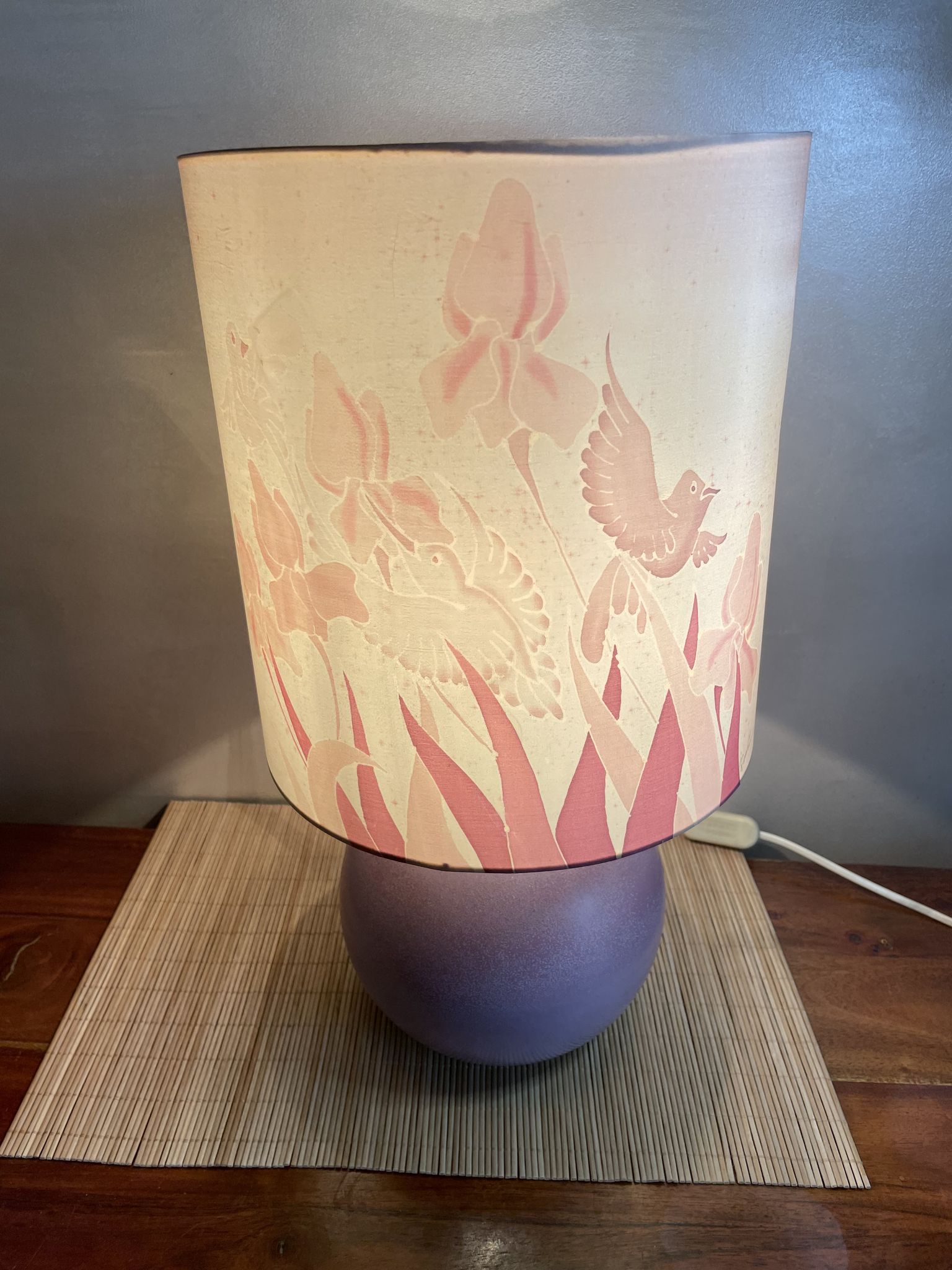 Lampe céramique lilas décor iris et oiseaux