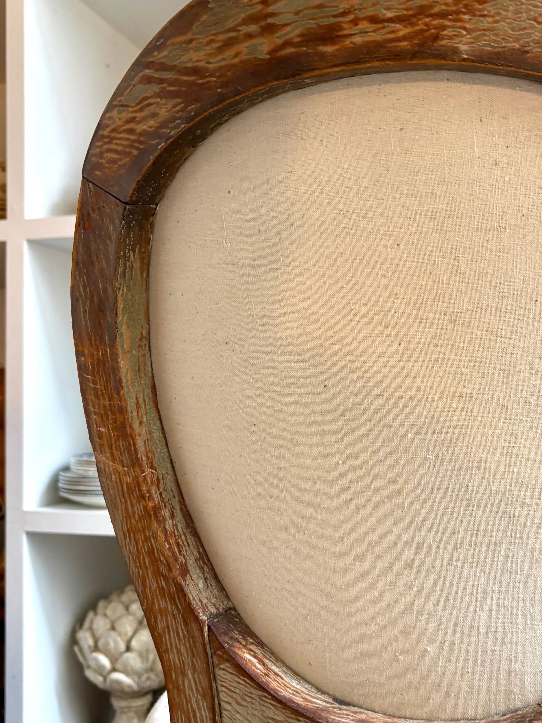 Medallion back chair in moulded wood and beige fabric.