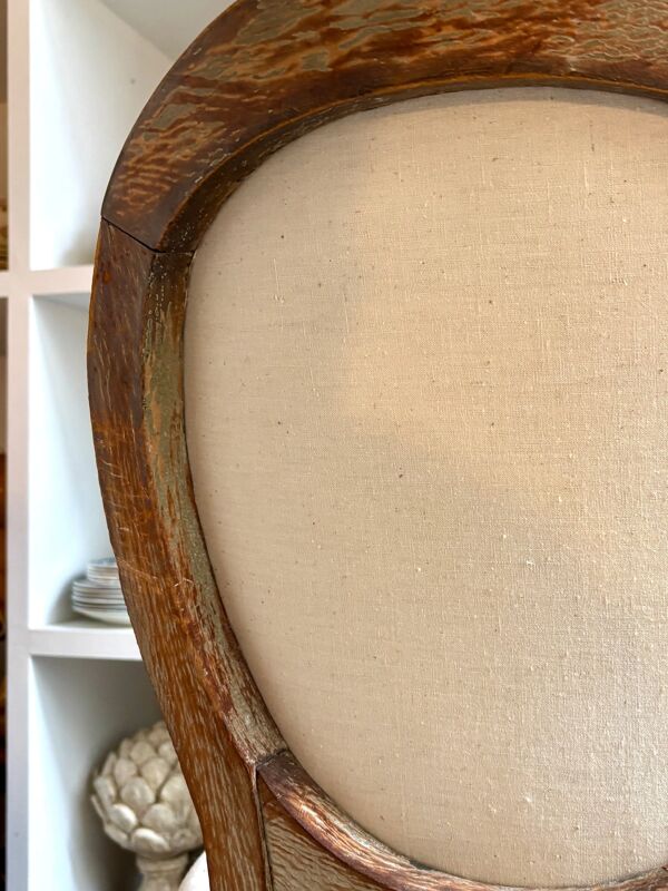 Chaise à dossier médaillon en bois mouluré et métis beige