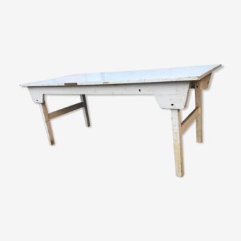 Table ancienne en bois pliable peinte en blanc