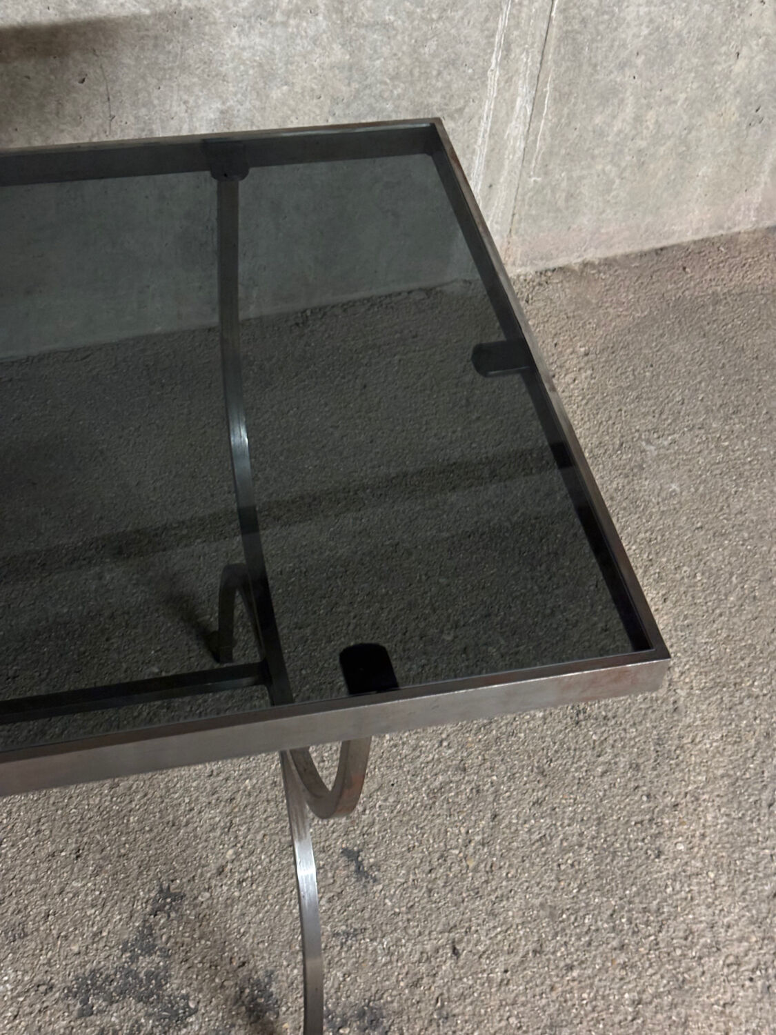 Console en acier brossé et verre fumé Moderniste - 1970