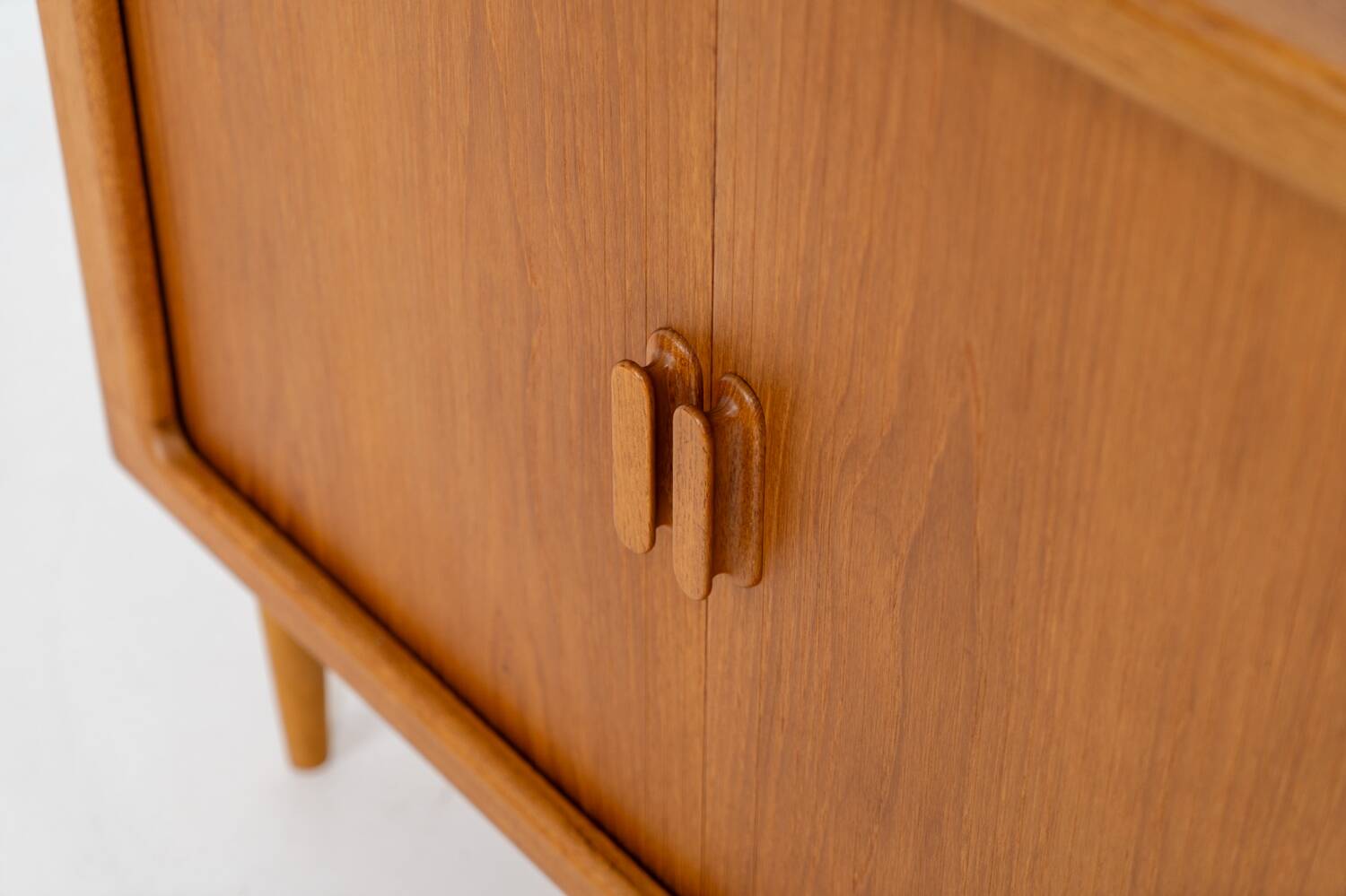 armoire à portes tambour par CFC Silkeborg (Danemark, années 1960).