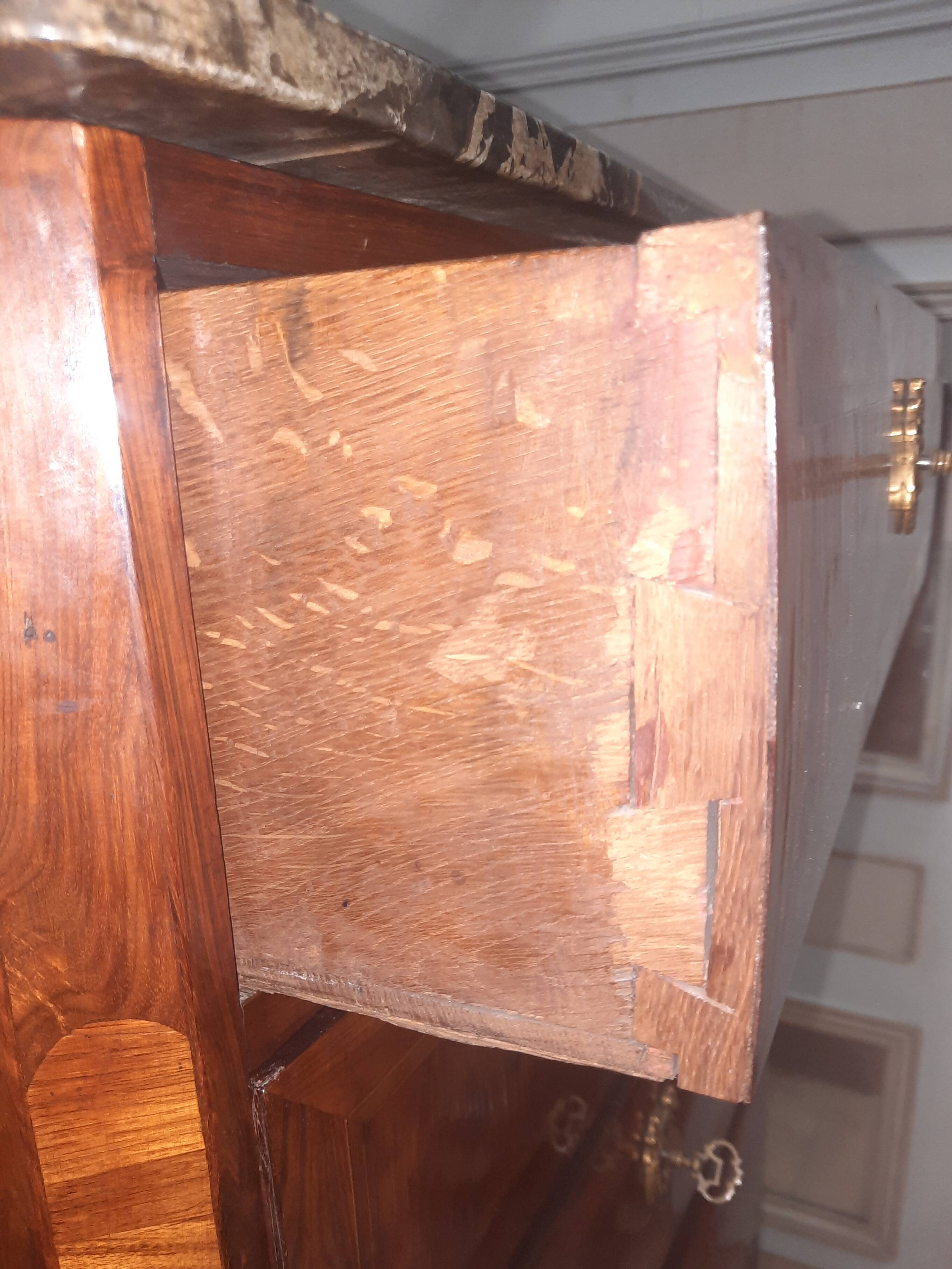 Eighteenth-century wooden veneer chest of drawers
