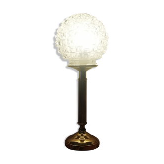 Lampe ancienne en laiton avec globe rond en verre moulé à motifs
