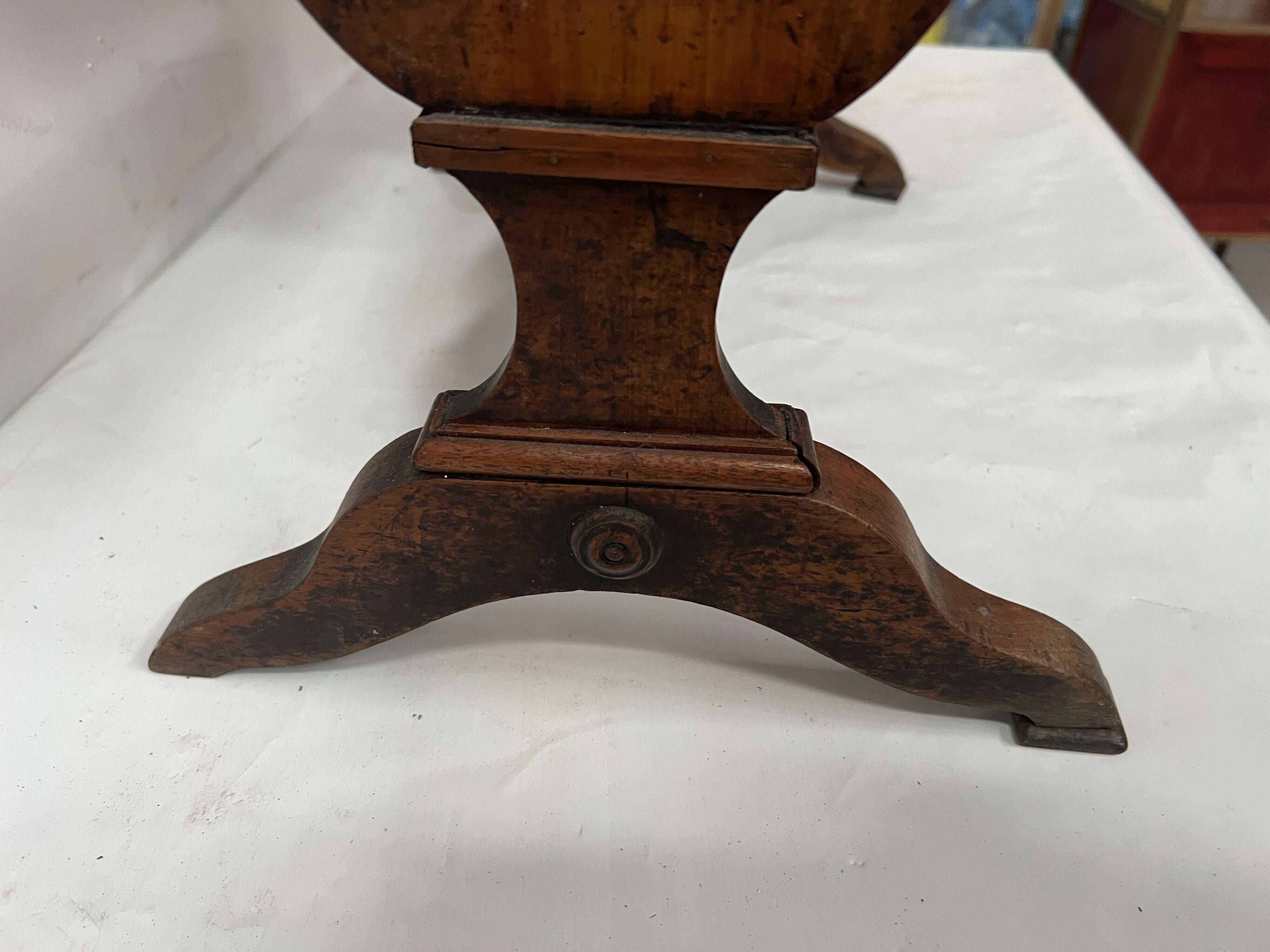 Directoire period work table in solid walnut, 19th century.