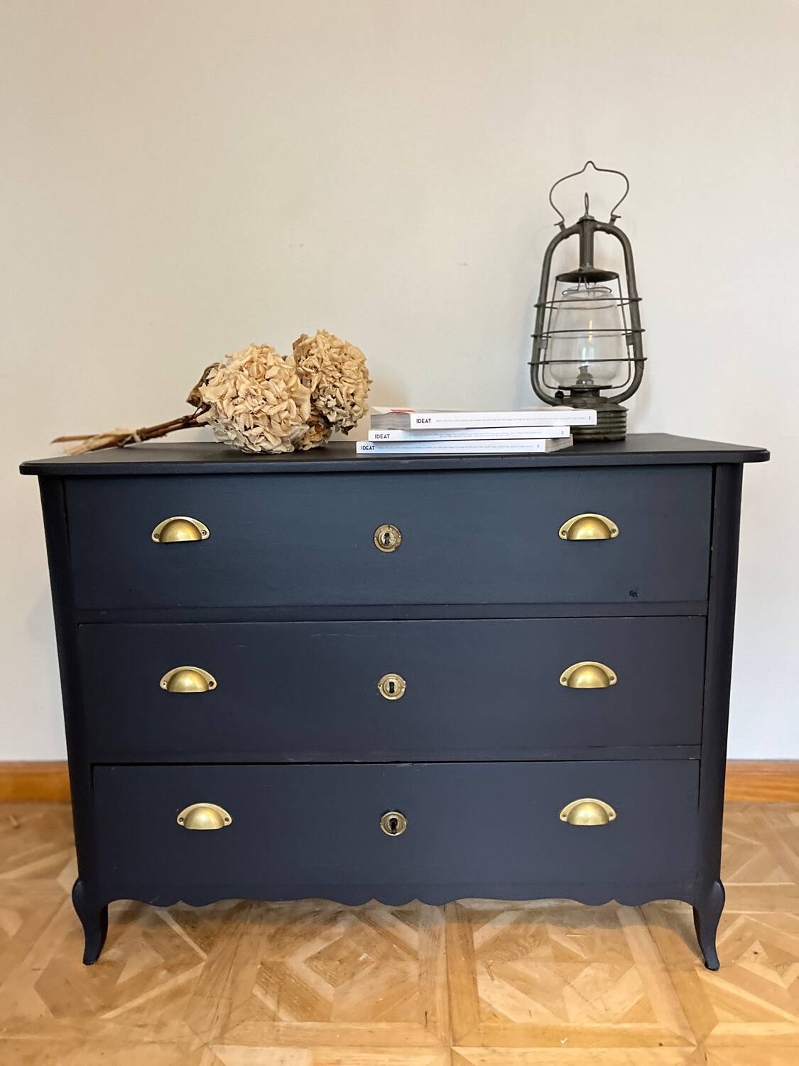 Commode classique noir mat et laiton