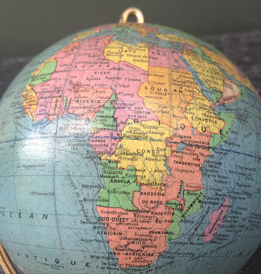 Globe terrestre lumineux ancien