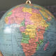 Globe terrestre lumineux ancien
