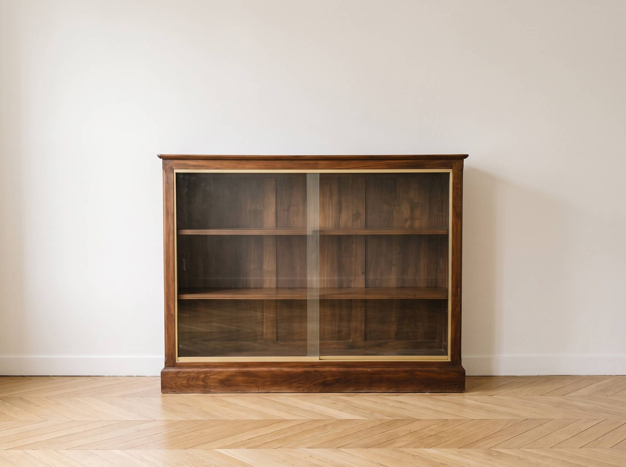 Bibliothèque vitrée en bois massif
