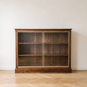 Bibliothèque vitrée en bois massif