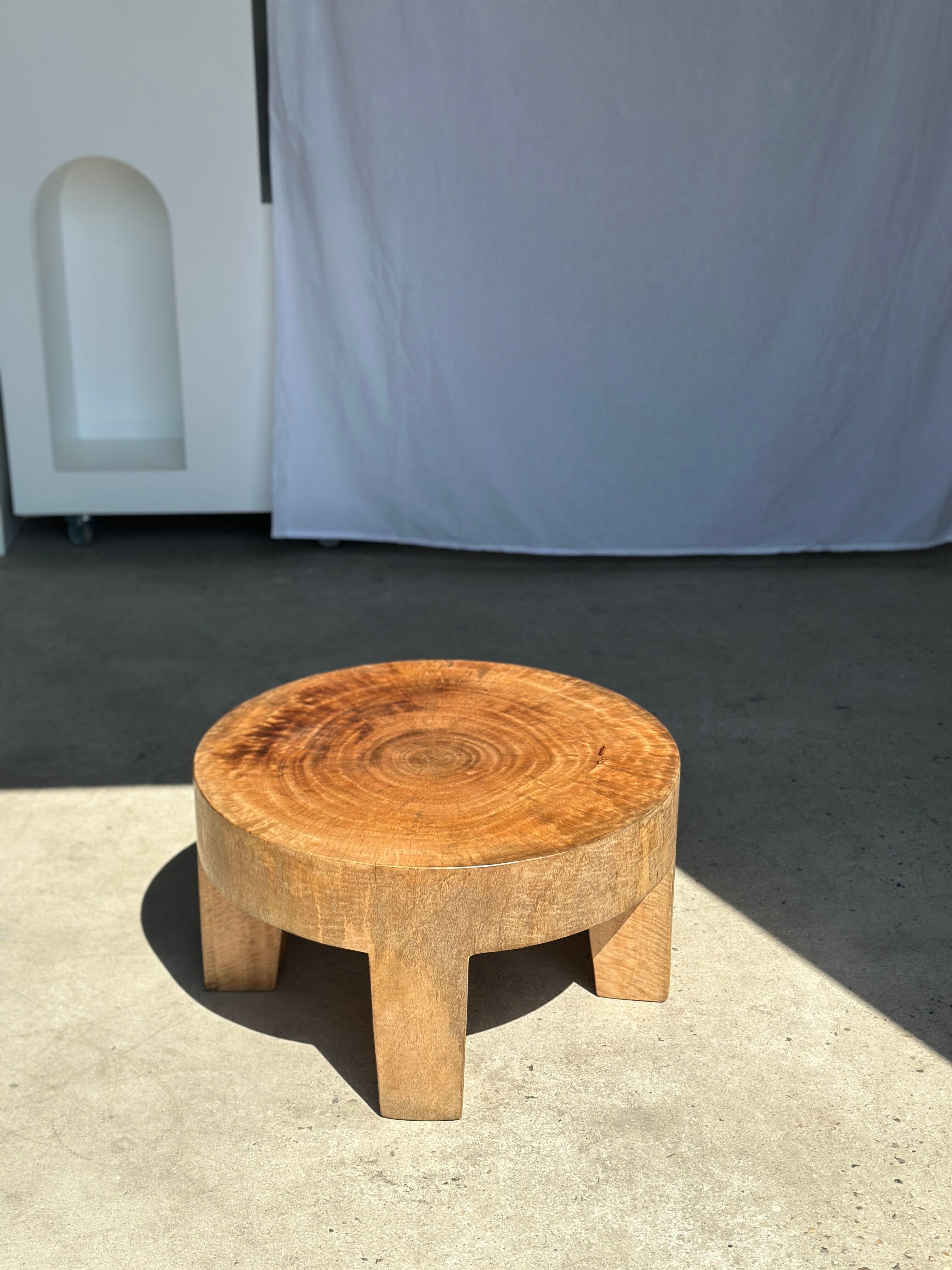 Quadripod coffee table in solid wood monoxyl natural color (dark)