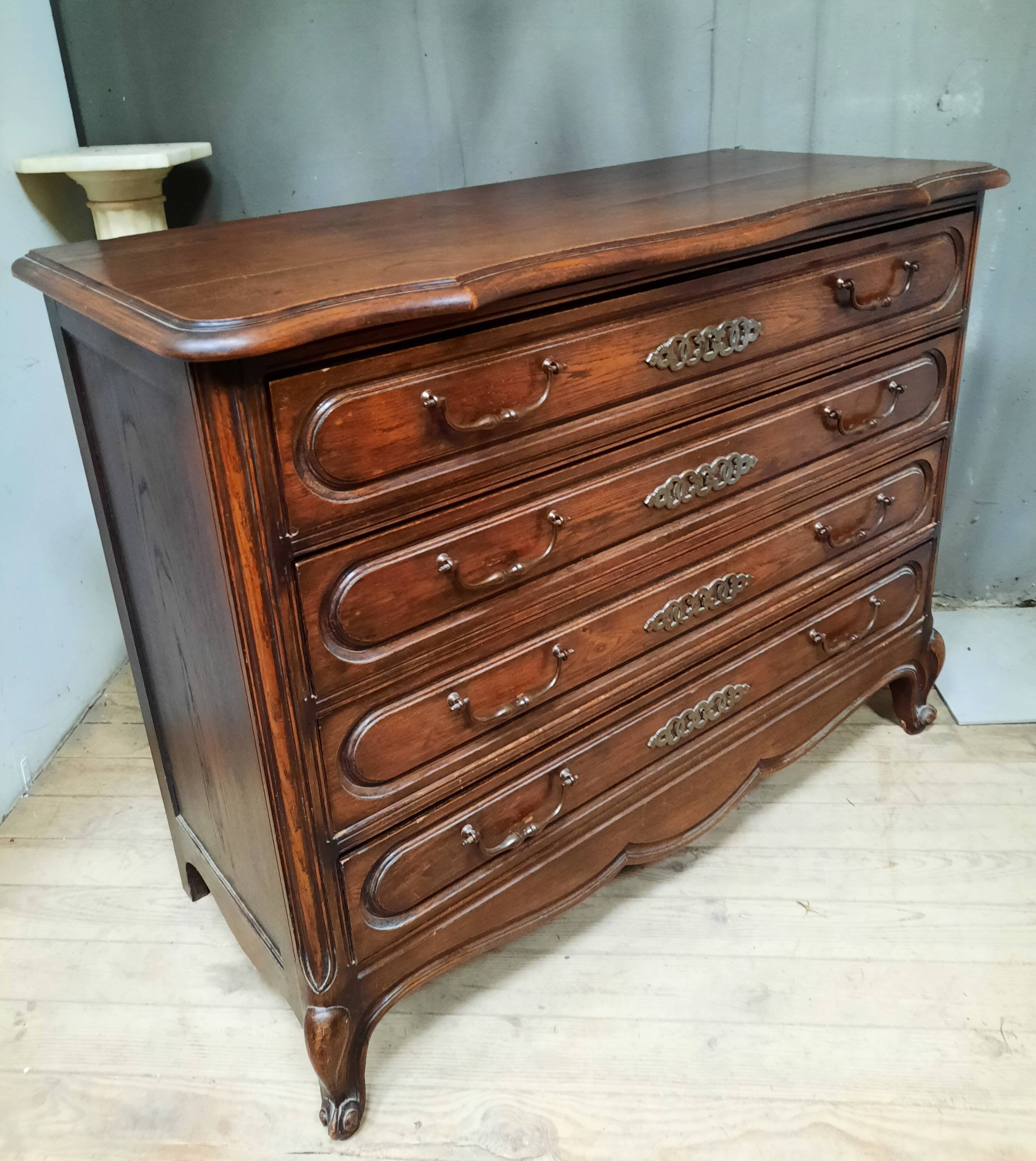 Oak chest of drawers