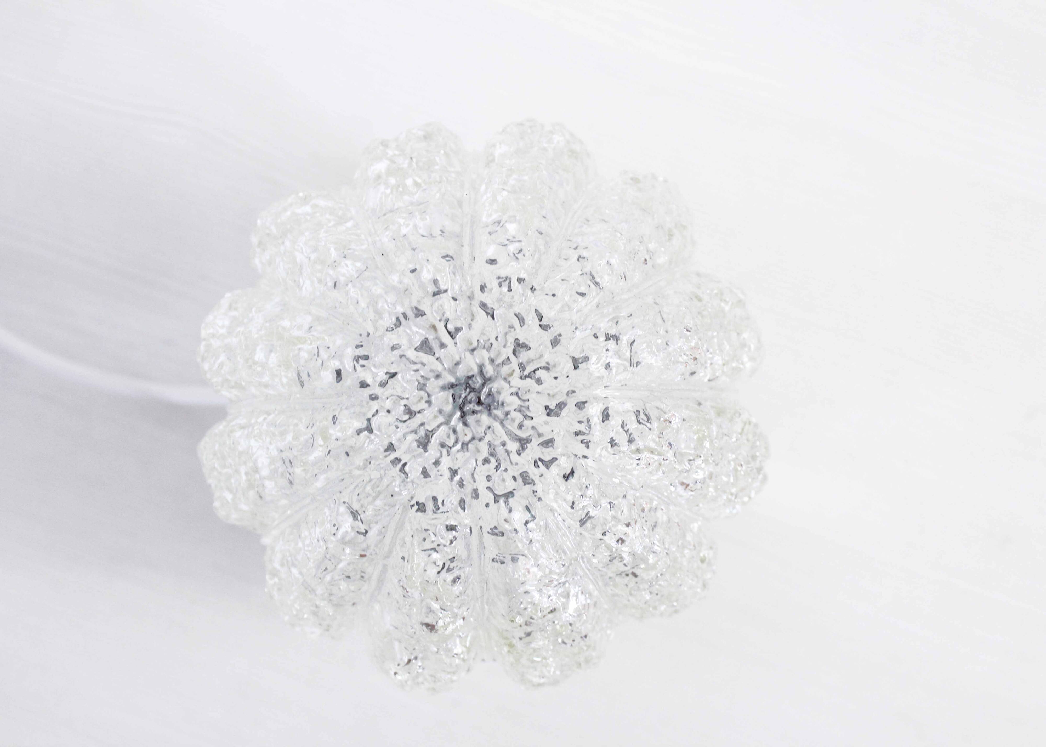 Lampe à poser en verre sur socle argenté