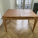 Extendable dining table in solid oak