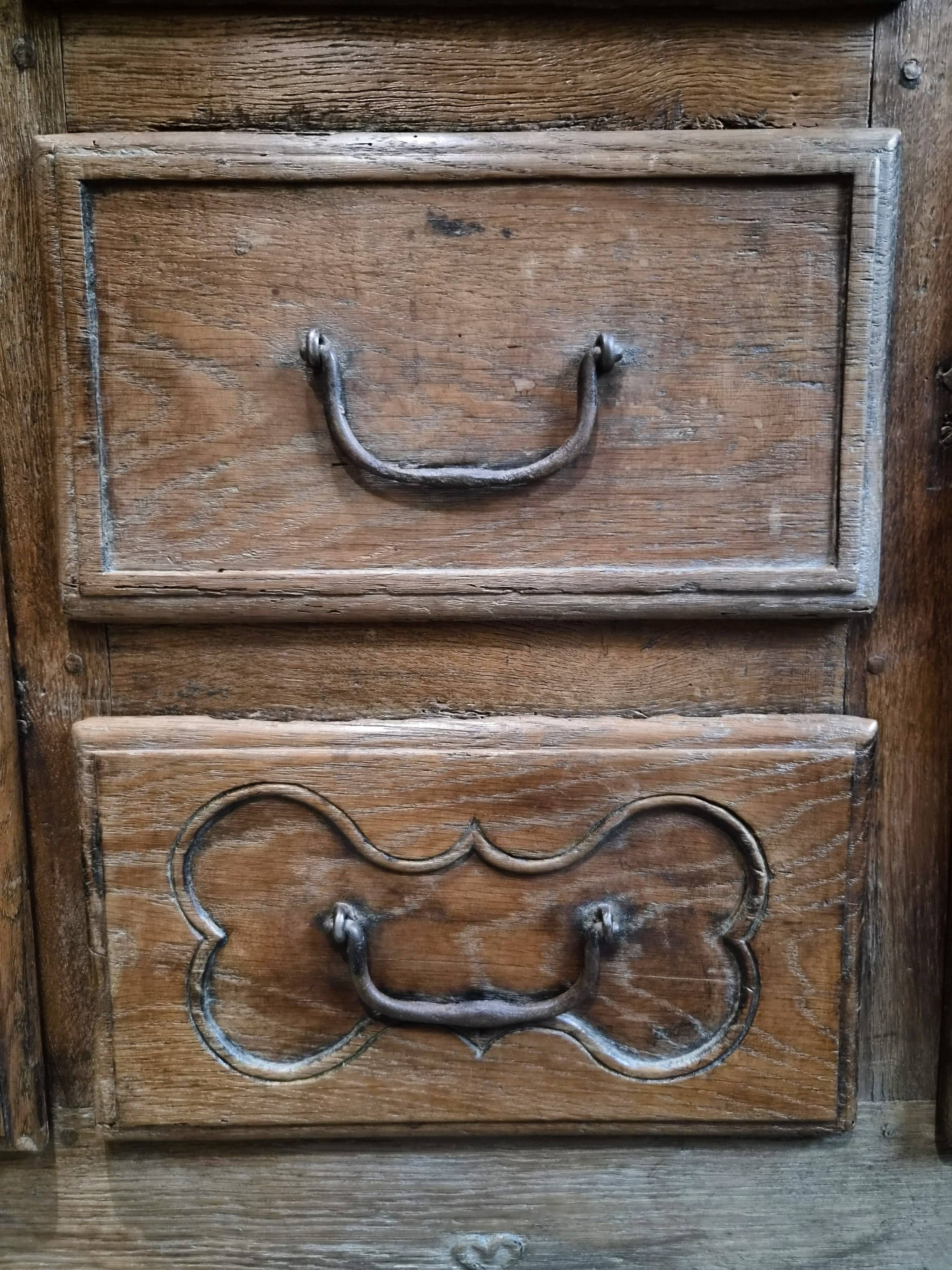 Grand oak buffet from the 18th century, Auvergne