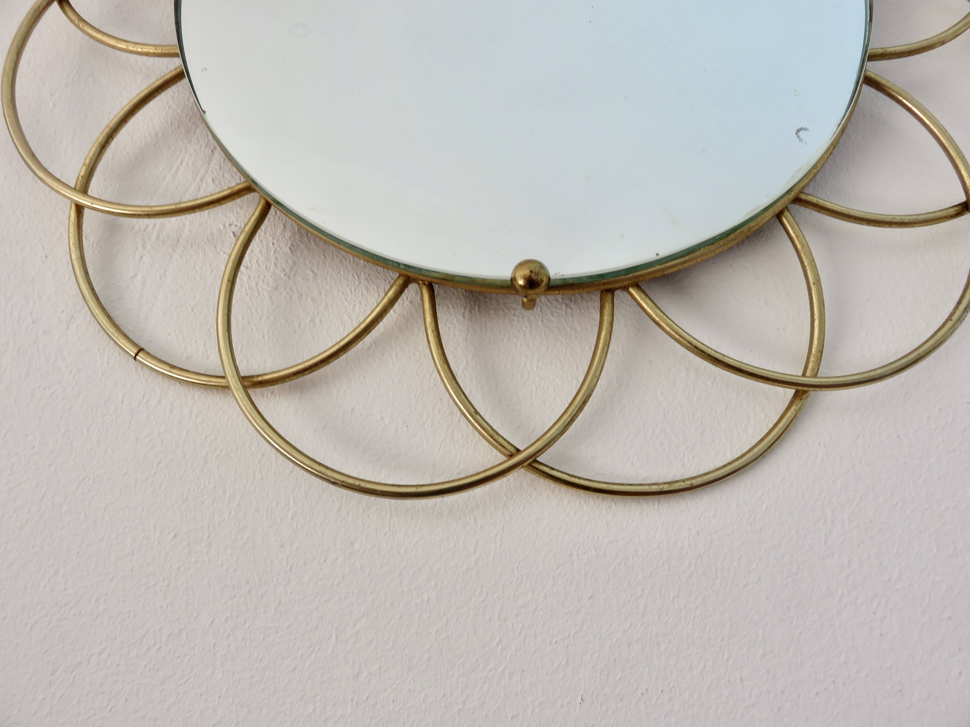 Miroir soleil " fleur " en métal doré années 60