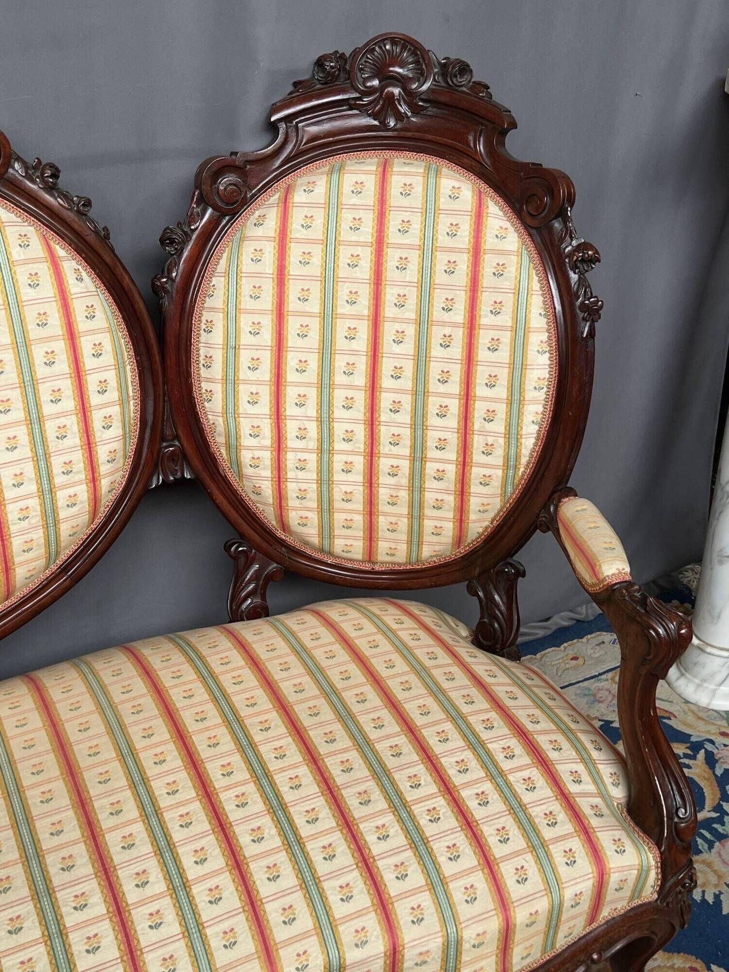 Antique baroque canapé. Mahogany, carved.