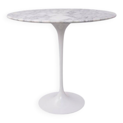 Table d'appoint Tulip ovale par Eero Saarinen pour Knoll Inc, années 1970.
