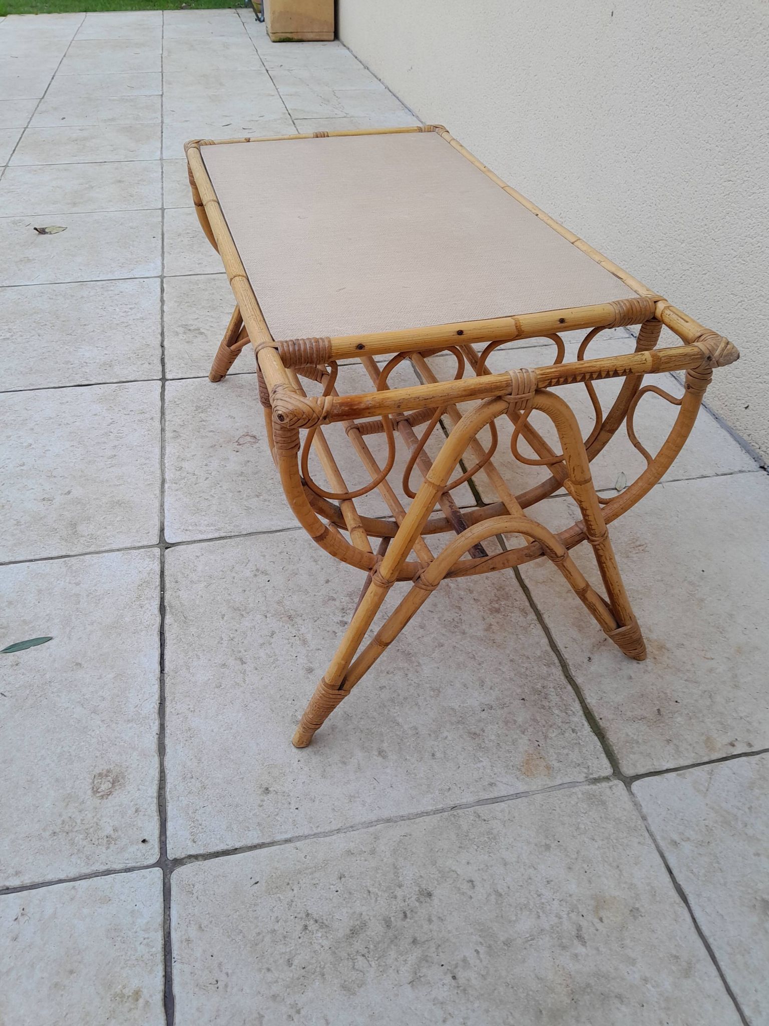 Table basse en rotin porte revue vintage