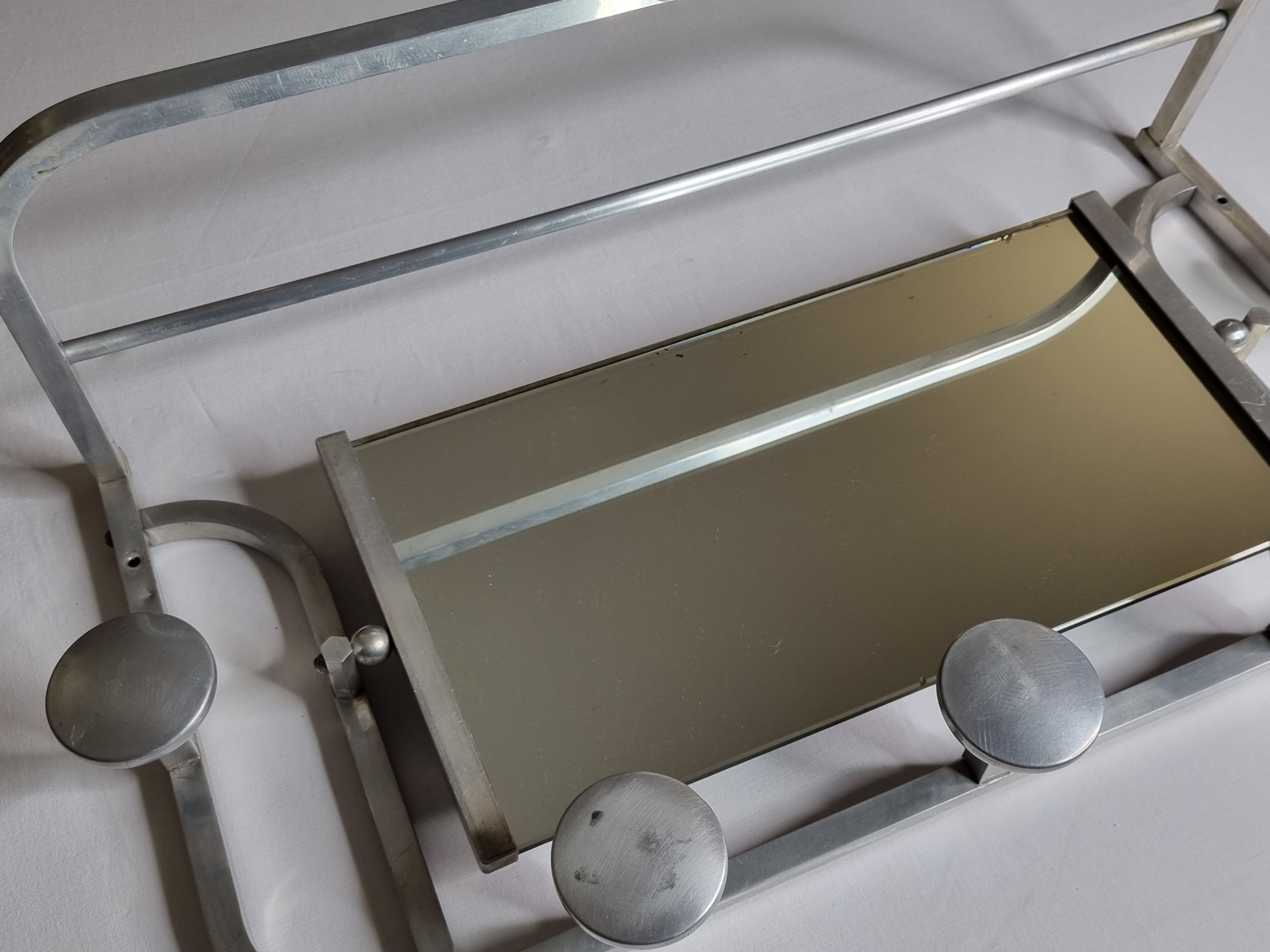 Portemanteau mural en aluminium avec miroir orientable, 5 patères et un porte chapeau, années 50