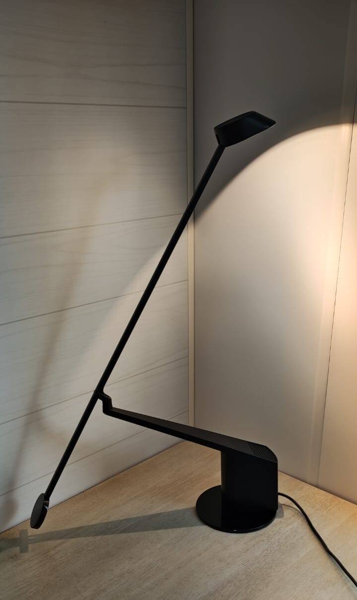 Lampe de bureau avec socle rotatif et balancier "Ala" par Guzzini