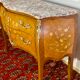 Commode Sauteuse à décor floral Style Louis XV