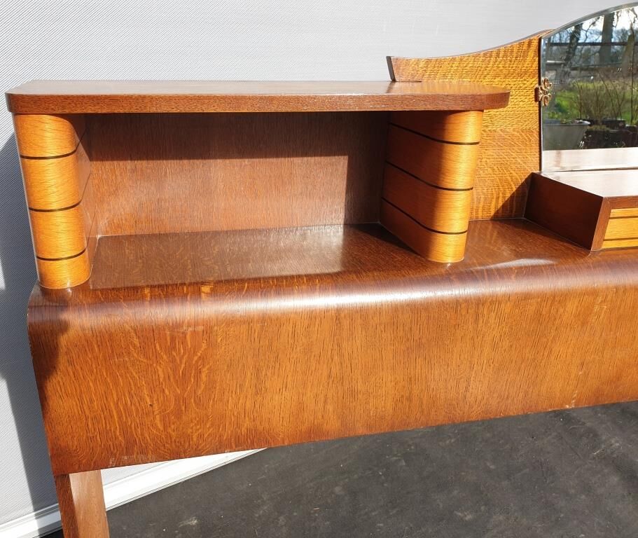 Cosy-corner vintage 1950 serves and library