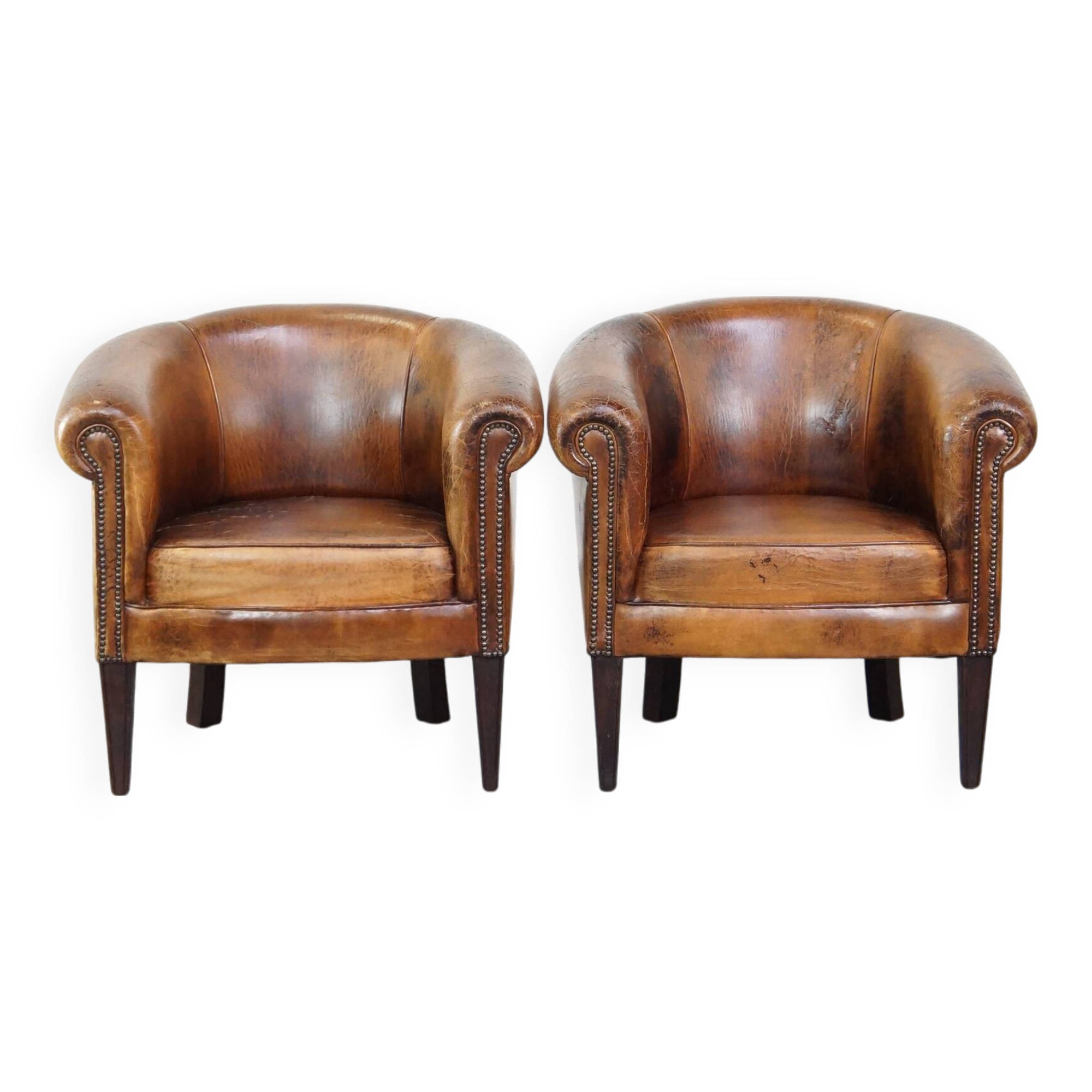 Set of 2 subtle, stately and sturdy club chairs made of sheepskin