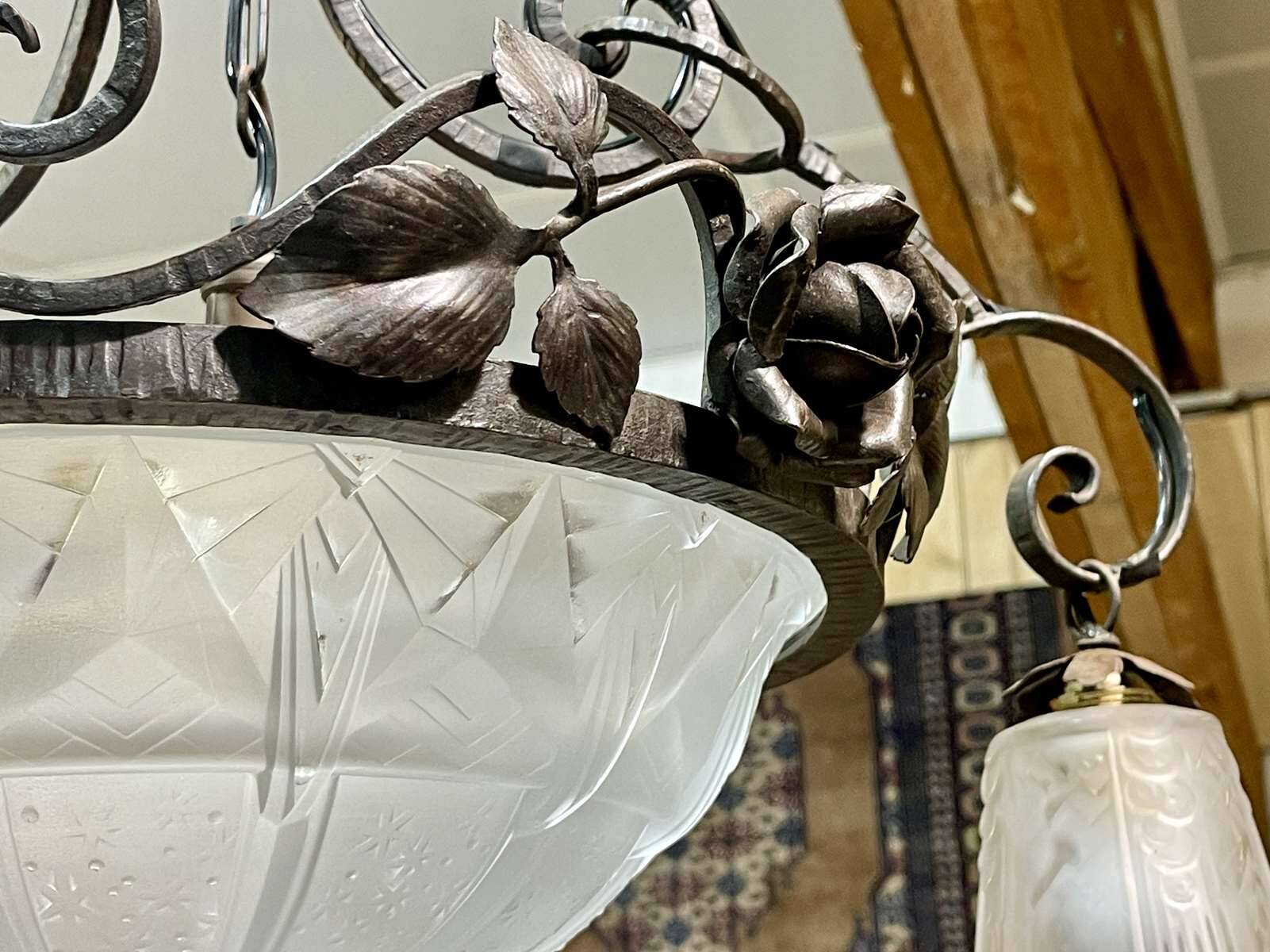 Art Deco chandelier in glass and wrought iron signed Muller Frères Luneville, 3 lights
