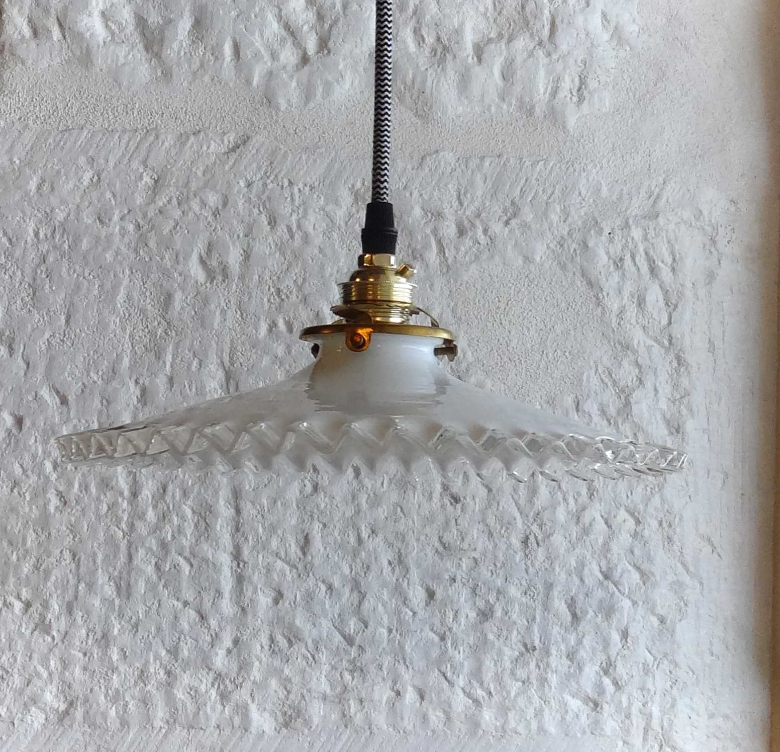 White opaline hanging with edge volante transparant