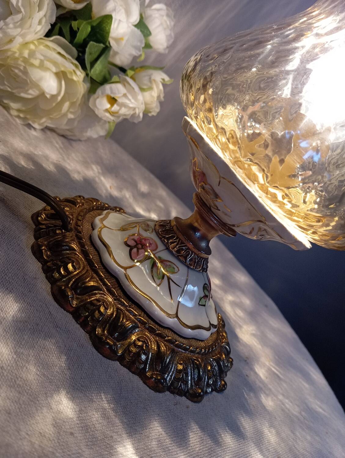 Baroque inspired table lamp, bronze, ceramic flowers and glass globe