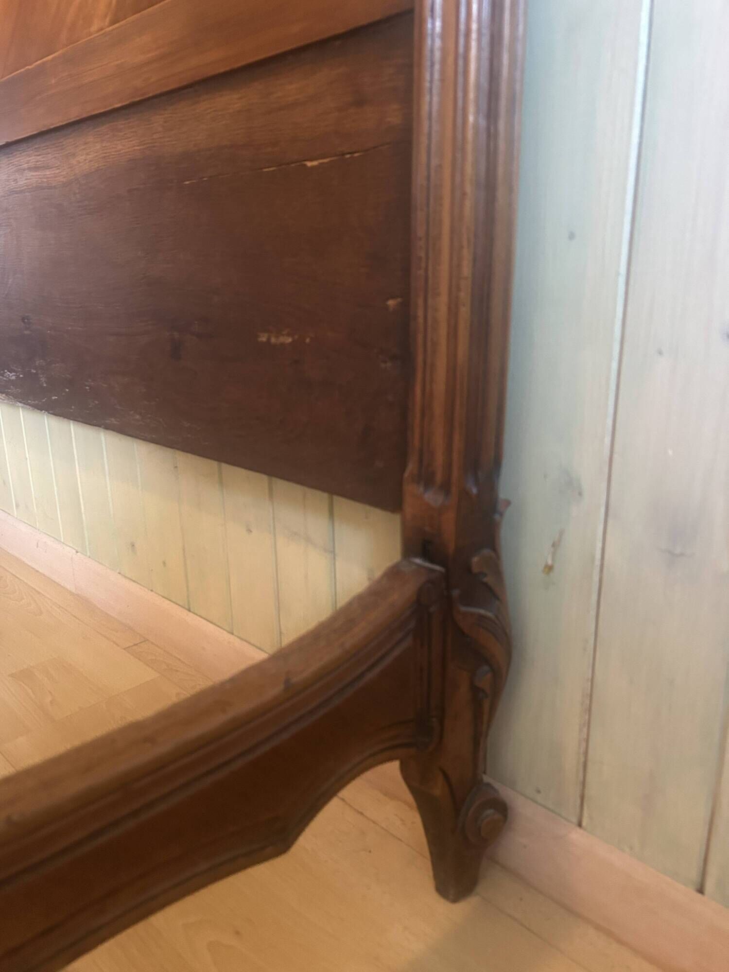 Very beautiful antique double bed in Louis XV style, made of wood and walnut veneer.
