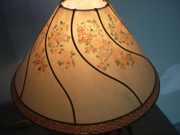 Lampe avec volutes en fer forgé et abat-jour ancien