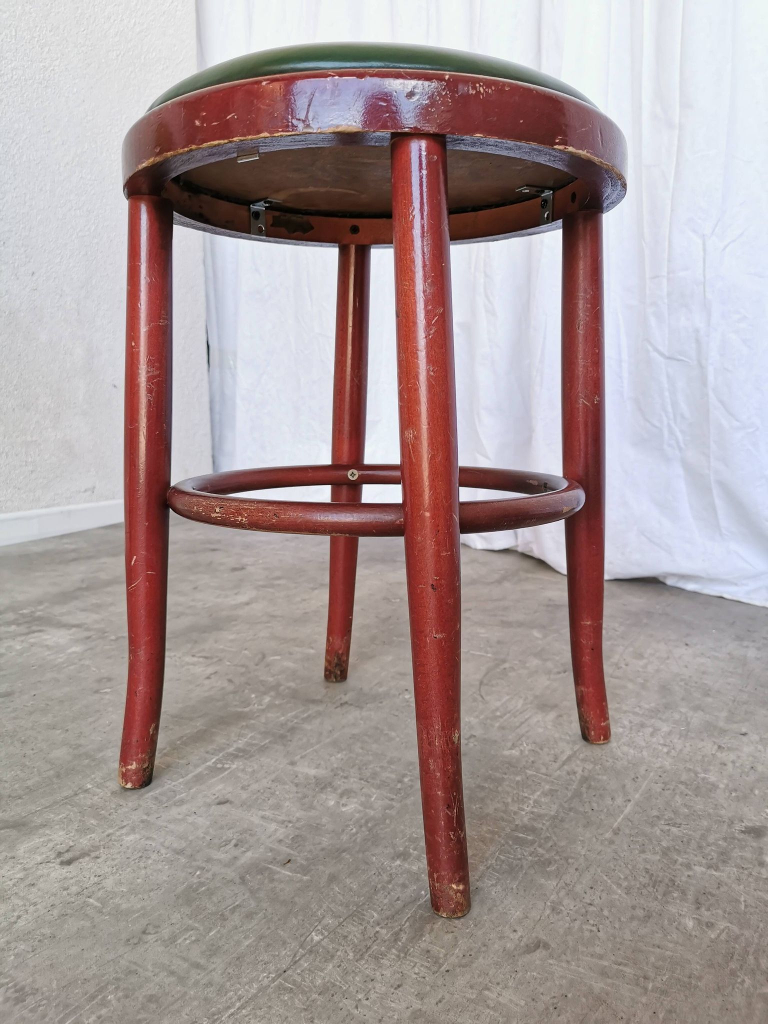 Tabouret de pub irlandais vintage : assise en cuir vert, bois courbé, style Thonet