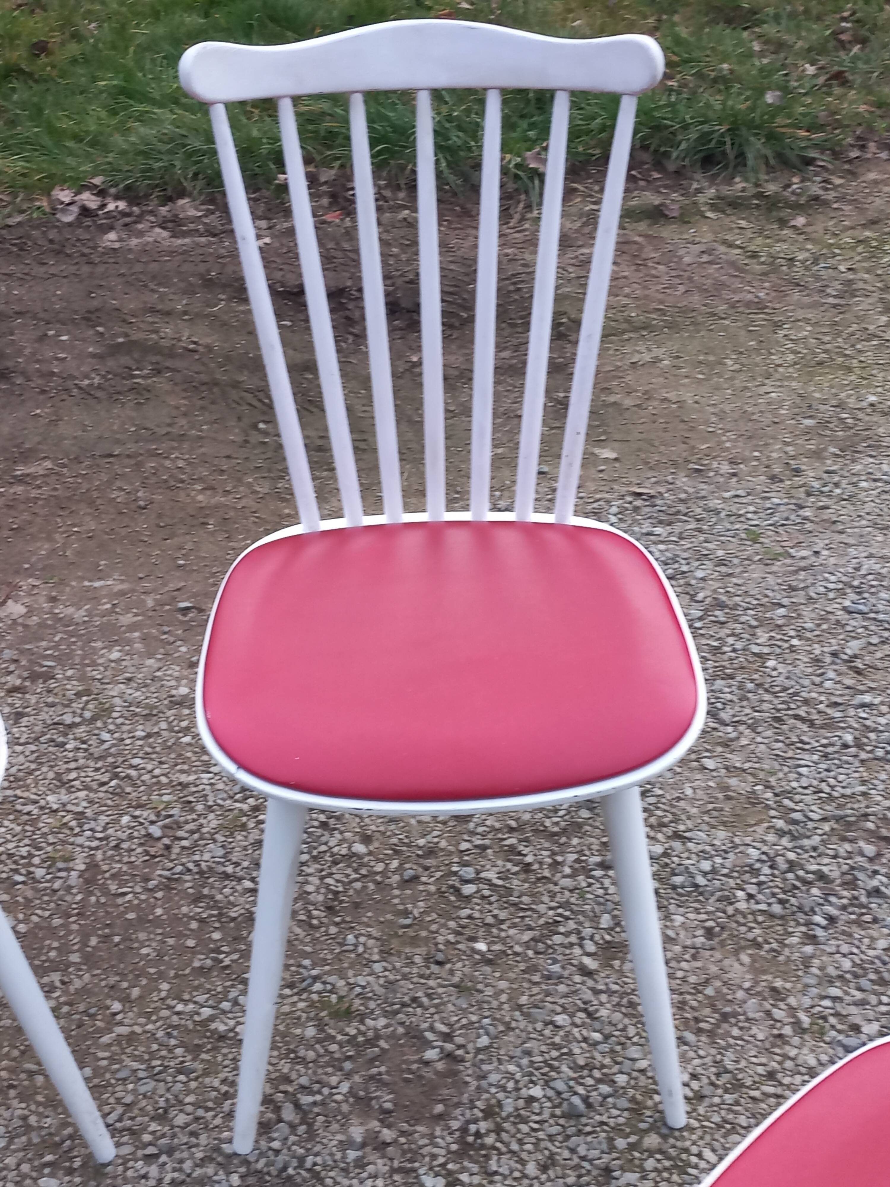 Set of 4 Scandinavian style chairs from the 50s in white lacquered wood and red skaï patties