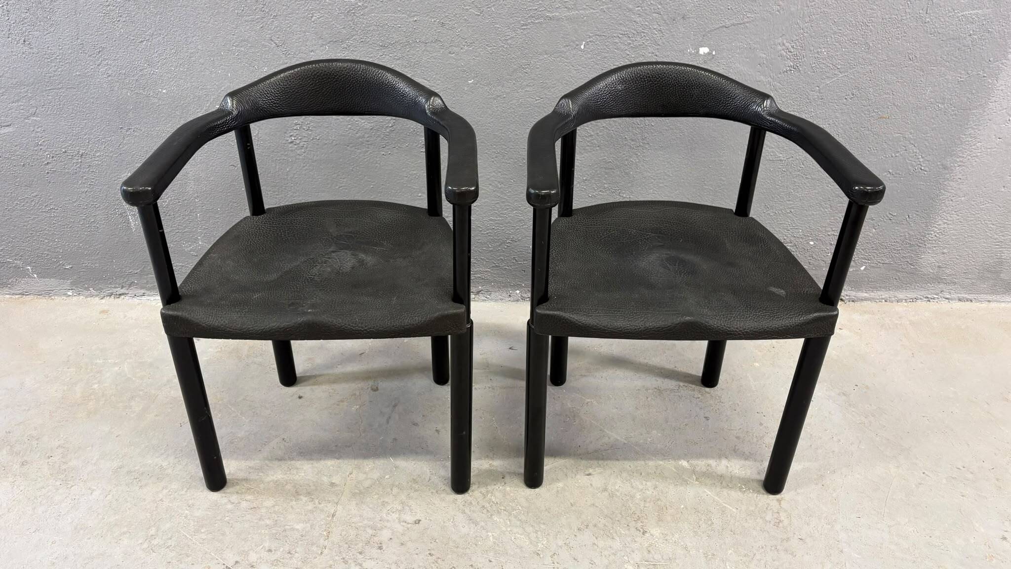 Paire de fauteuils postmodernes noirs, en plastique moulé, années 1980, Europe
