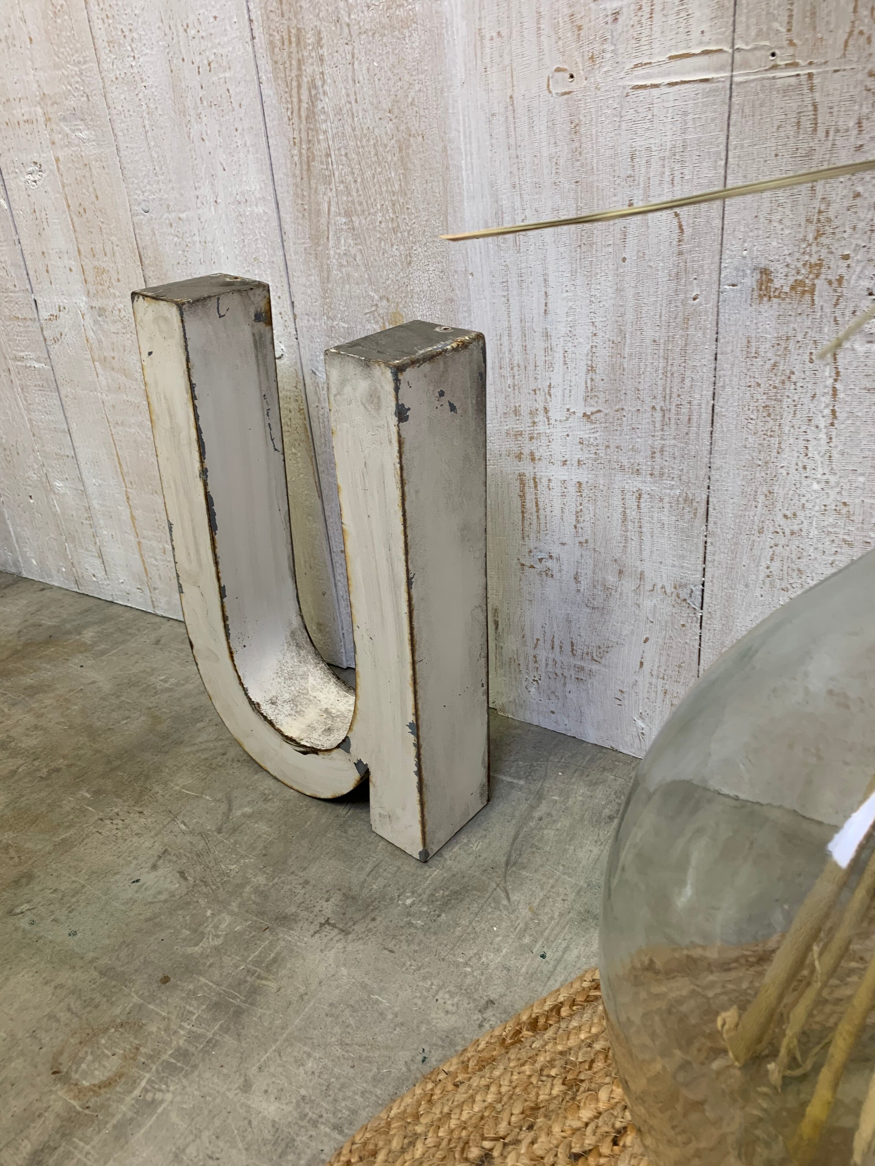 Sign letter "U" or "N"