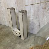 Sign letter "U" or "N"