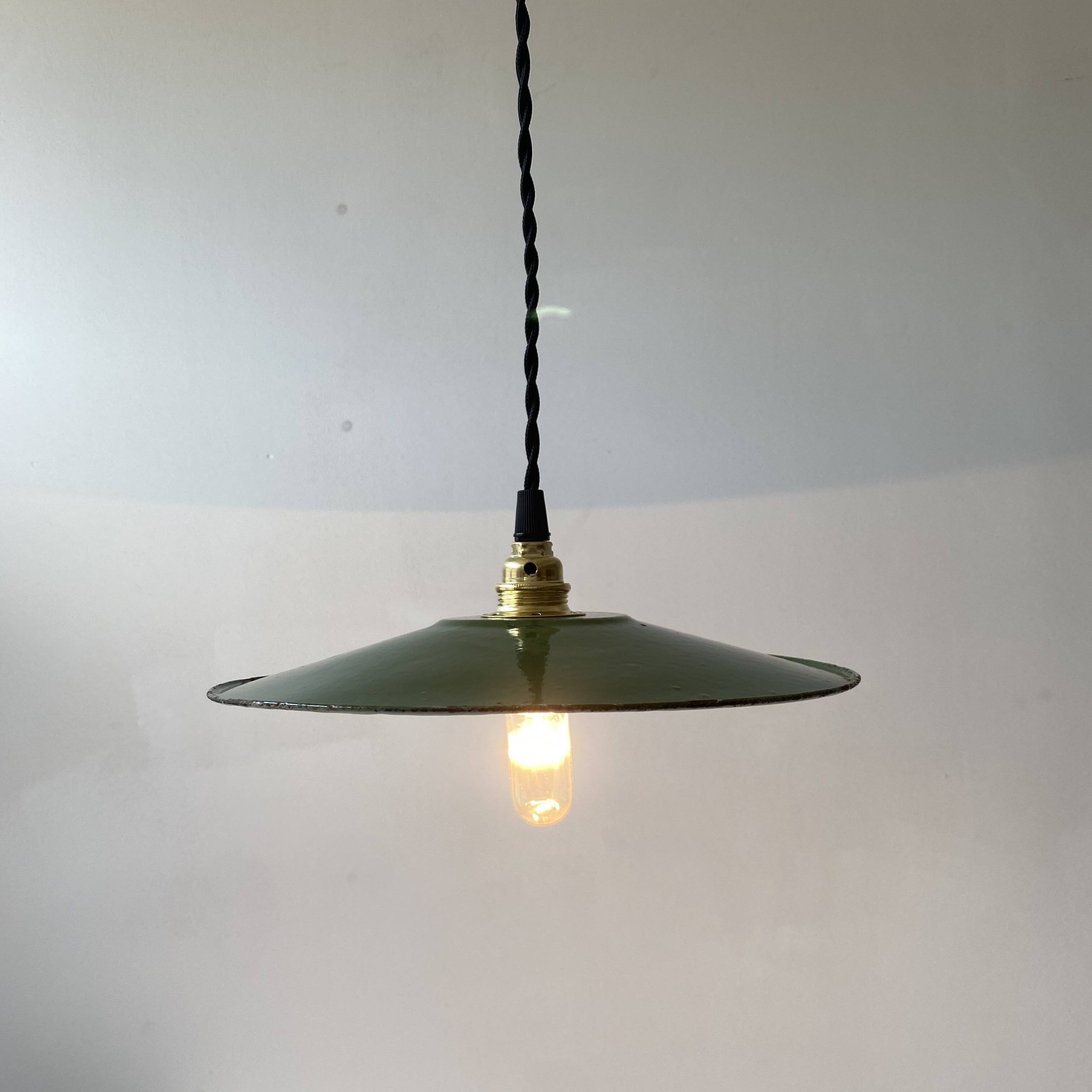 Ancienne paire suspensions industrielles emaillees vertes 24 cm