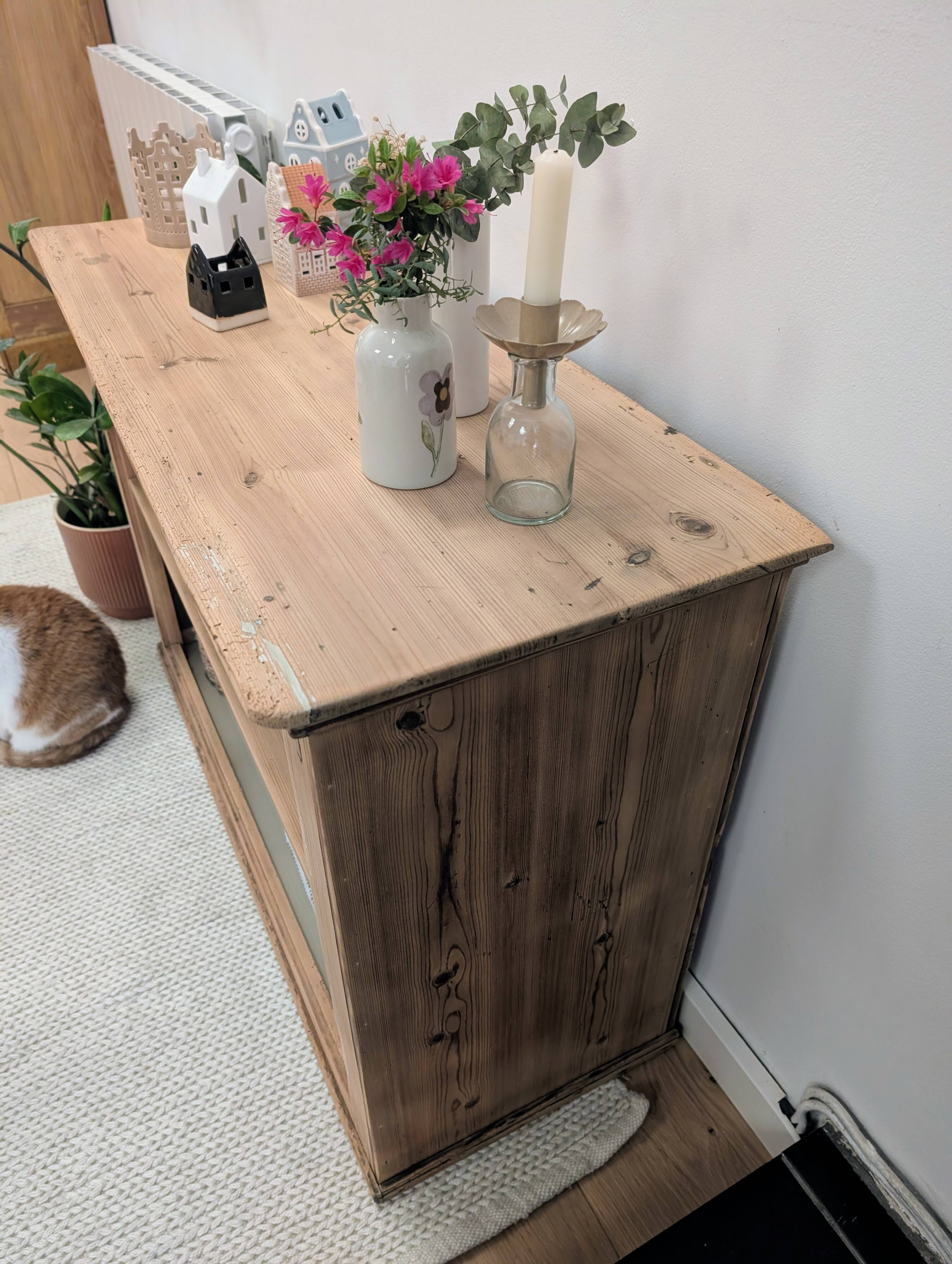 Console, open buffet, old wooden library.