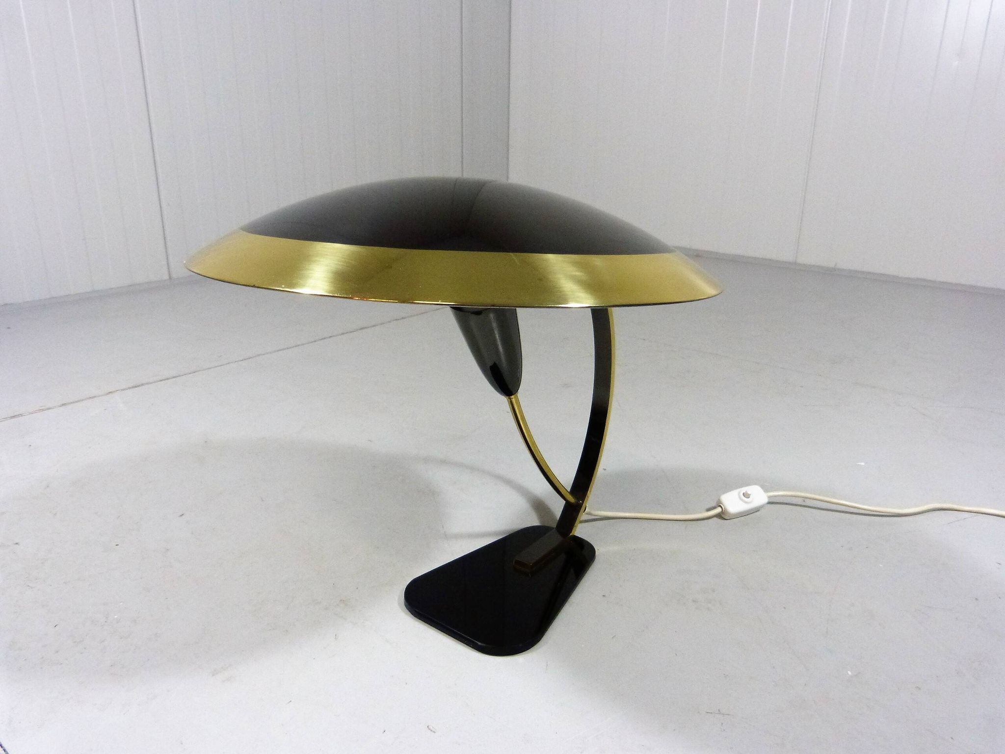 Lampe de bureau rare en laiton et verre des années 1950