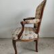 Fauteuil cabriolet de style Louis XVI garniture tapisserie fleurie