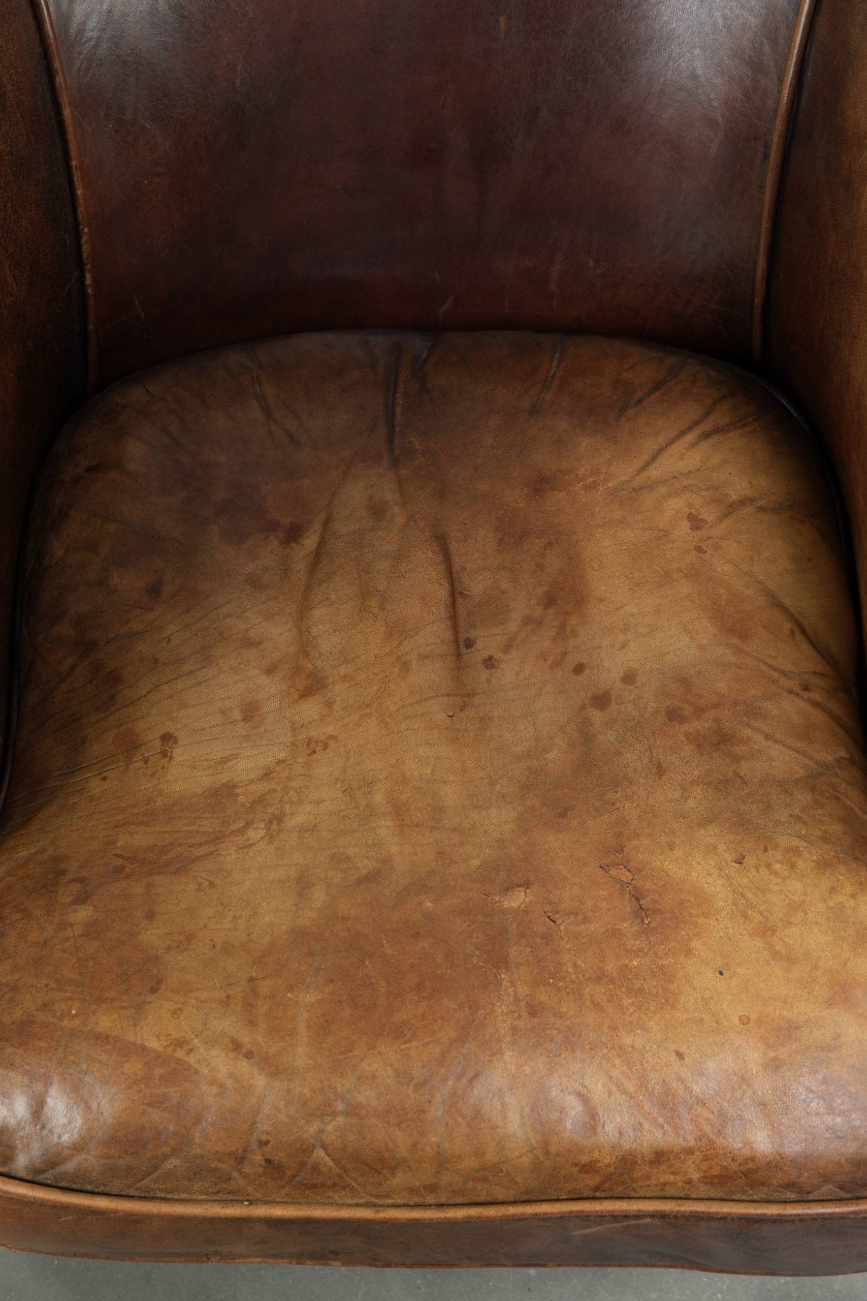 Fauteuil club en cuir de mouton vintage