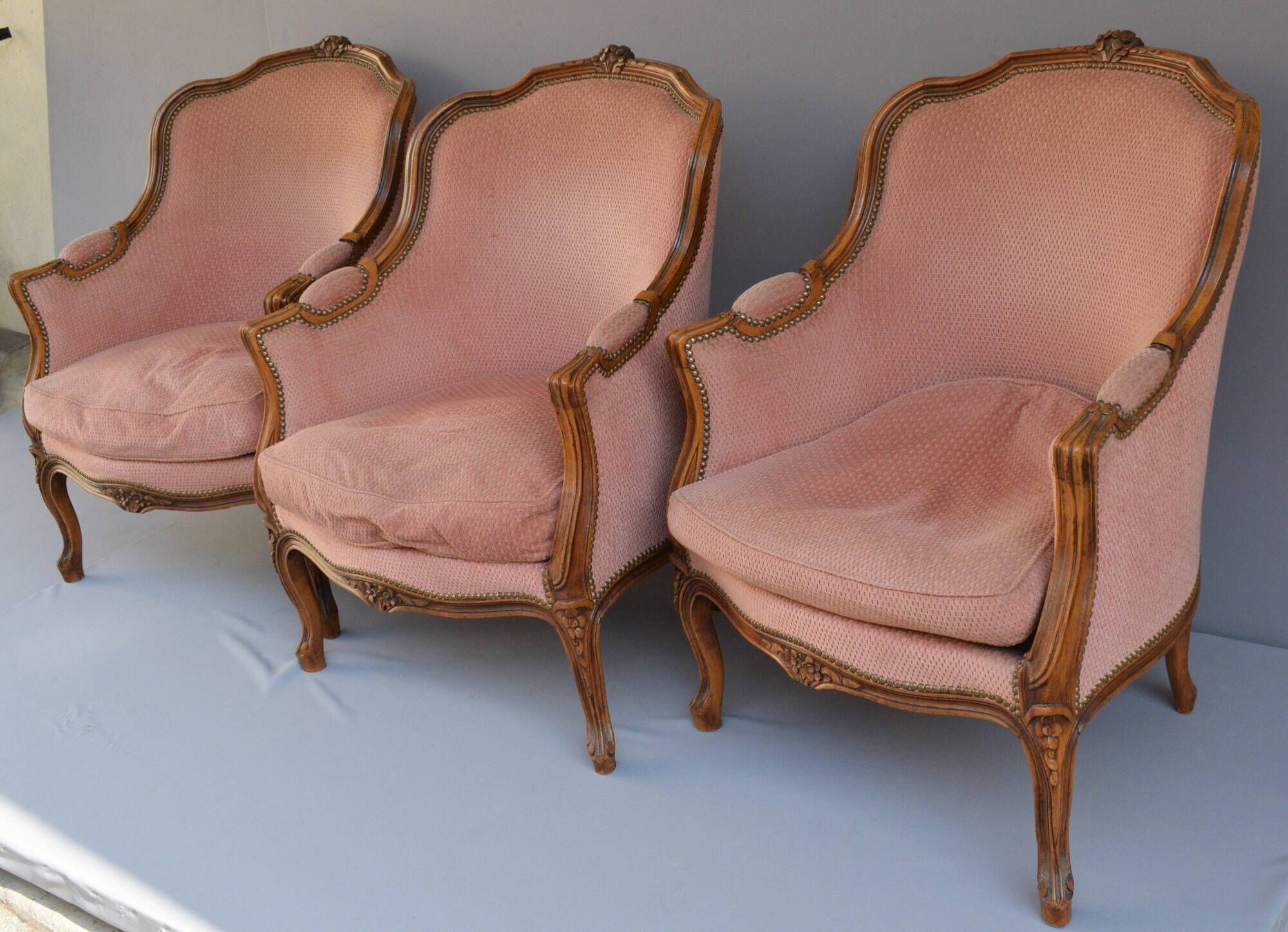 Ensemble de 3 larges bergères de style Louis XV en bois naturel