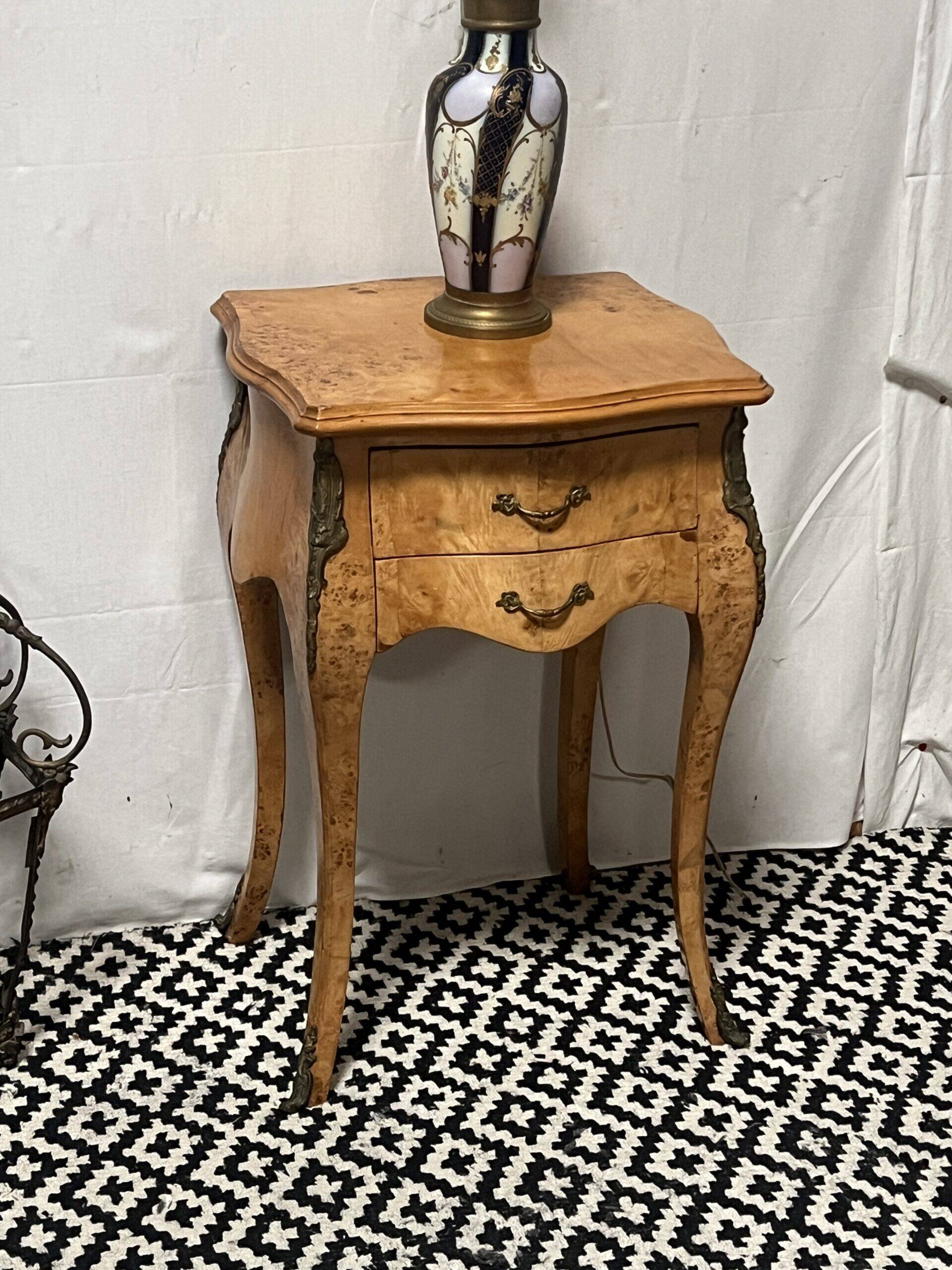 Small side table in burl wood veneer, Louis XV style, 20th century