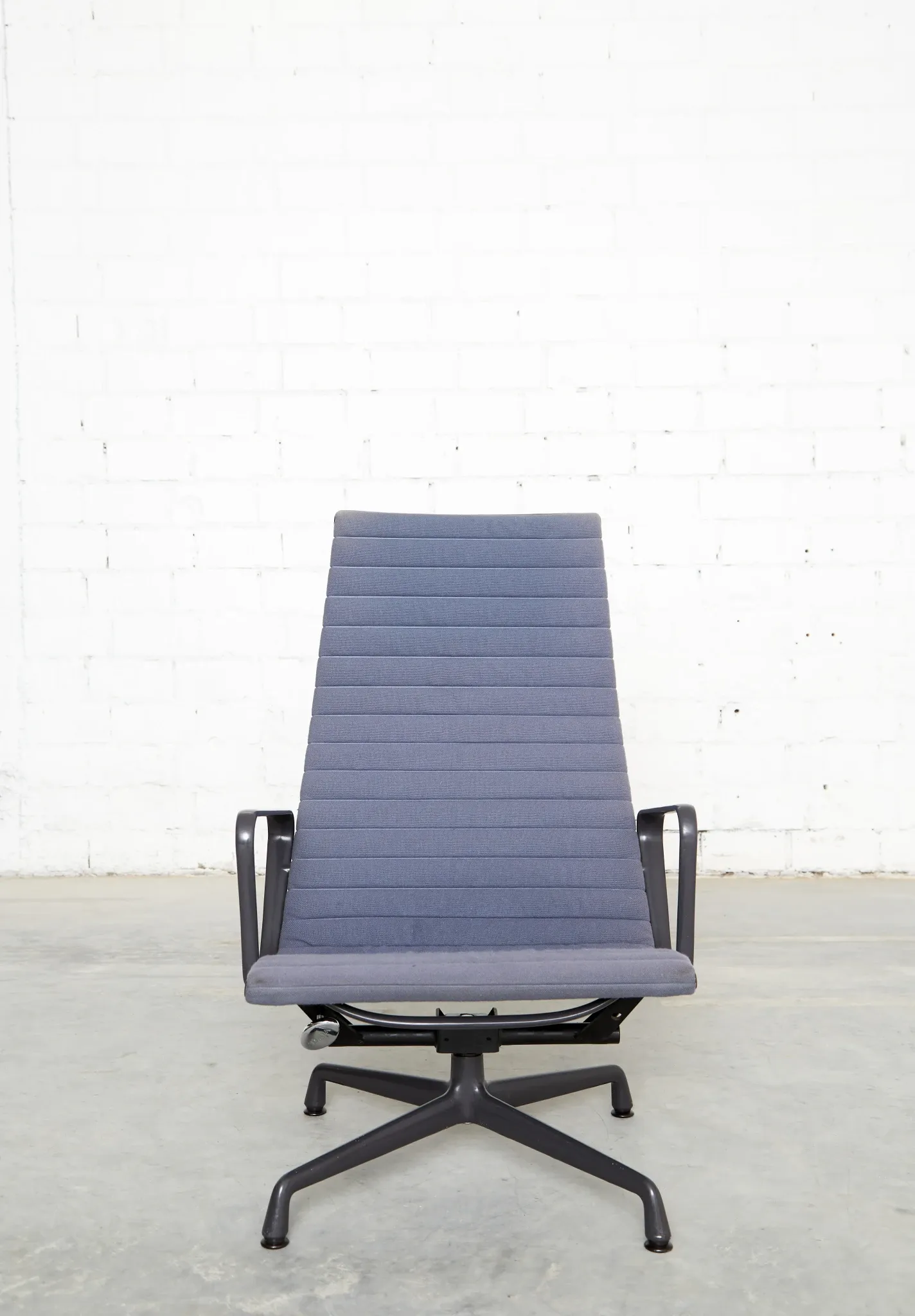 Charles & Ray Eames Chair EA124 & Ottomane EA125 for Vitra/Herman Miller