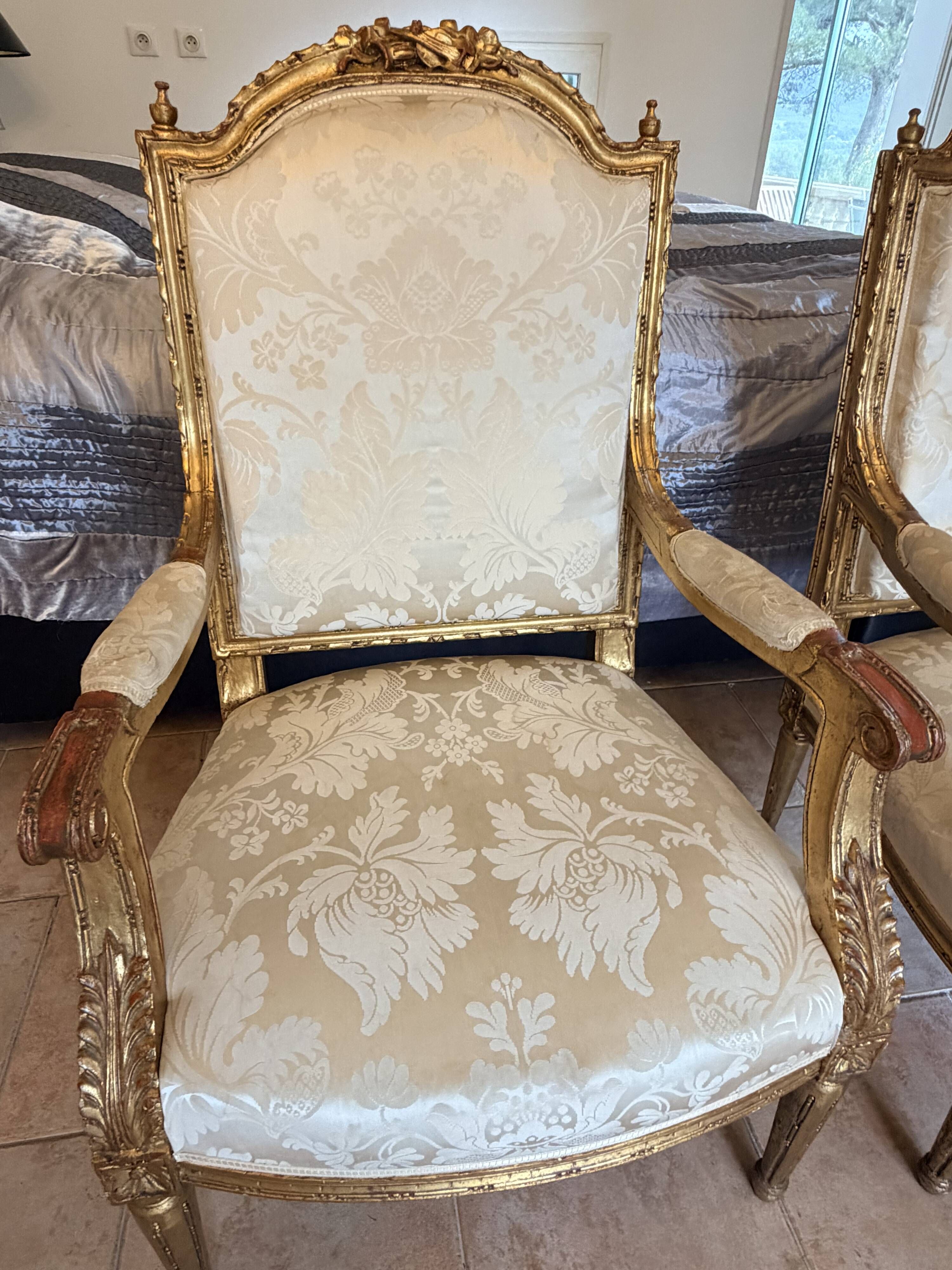 Paire de fauteuils français Louis XVI en or doré et blanc sculpté