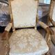 Paire de fauteuils français Louis XVI en or doré et blanc sculpté