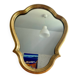 Miroir mural dans un cadre en bois doré