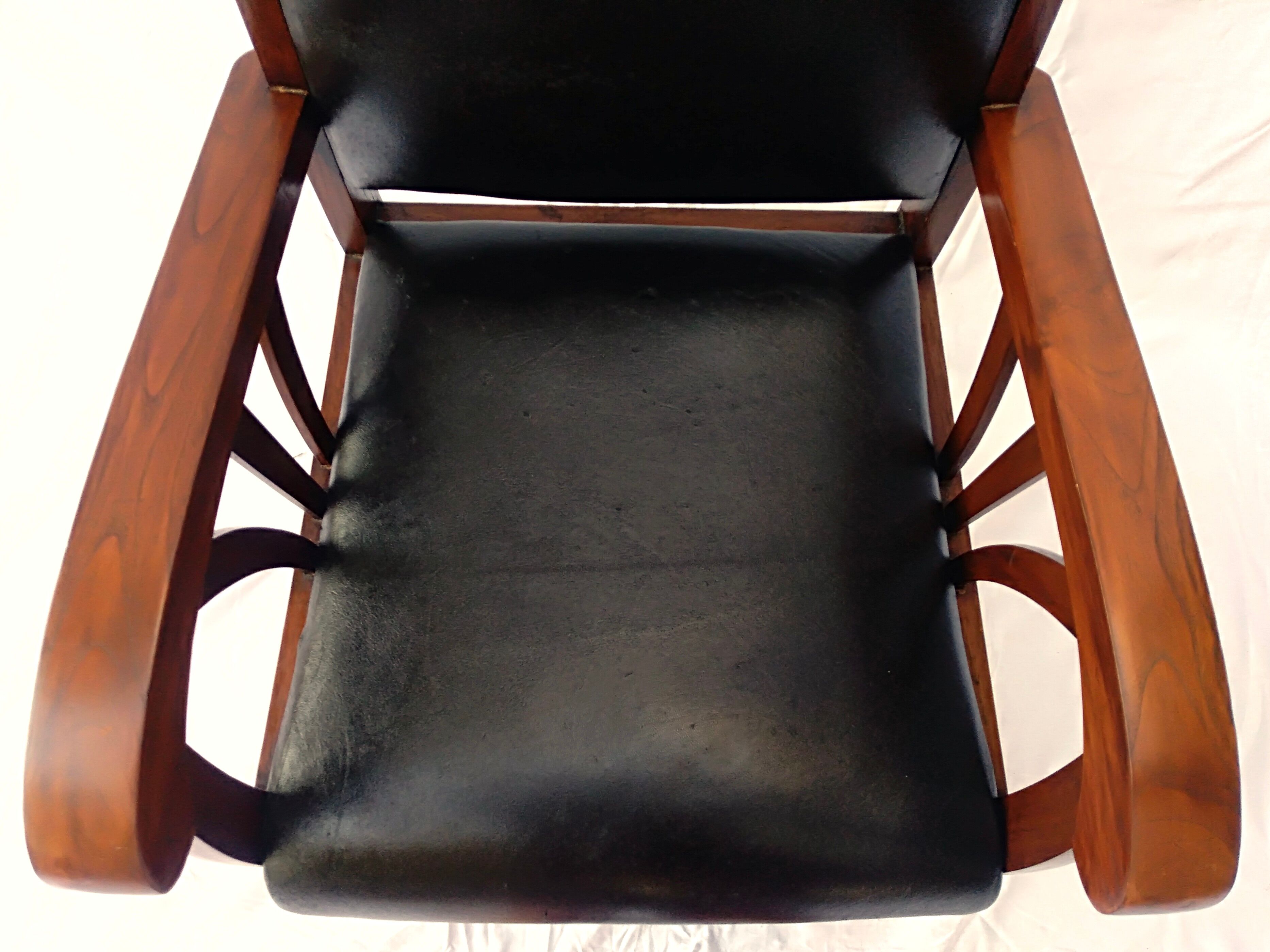 Paire de fauteuils style colonial bois et cuir de chèvre